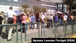 Los venezolanos que enfrentan largas colas para comprar alimentos básicos verán ahora restringida a una vez por semana esa posibildiad.