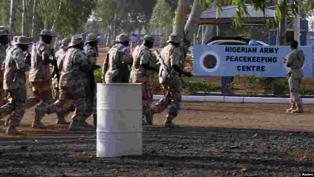 Nhân viên an ninh Pakistan gần một xe chở dầu bốc cháy của NATO sau một vụ tấn công tại Sor Kamar ở khu bộ tộc Khyber, khoảng 25 km về phía tây thành phố Peshawar. Ít nhất hai người đã thiệt mạng khi các tay súng ở phía tây bắc Pakistan nổ súng vào những xe chở nhiên liệu cho quân đội NATO ở Afghanistan.