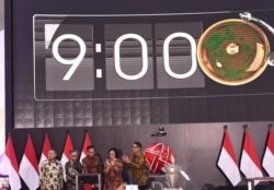 Presiden Jokow Widodo, Menteri Keuangan Sri Mulyani beserta para pemangku kepentingan Bursa Efek Indonesia (BEI) Menekan tombol pembukaan perdagangan saham di hari pertama di 2020 di Main Hall BEI, Jakarta, Kamis, 2 Januari 2020. (Foto: Biro Setpres)