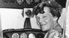 Amelia Earhart berpose dalam foto yang tidak diketahui tanggalnya. 