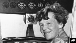 Amelia Earhart posa en esta fotografía sin fecha. Posiblemente 1935, según algunos expertos consultados por VOA.