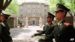 Патруль военной полиции китайской армии у здания посольства США в Пекине (архивное фото) 