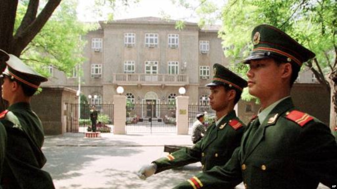 Cảnh sát Trung Quốc tuần tra bên ngoài đại sứ quán Mỹ tại Bắc Kinh. (Ảnh tư liệu).