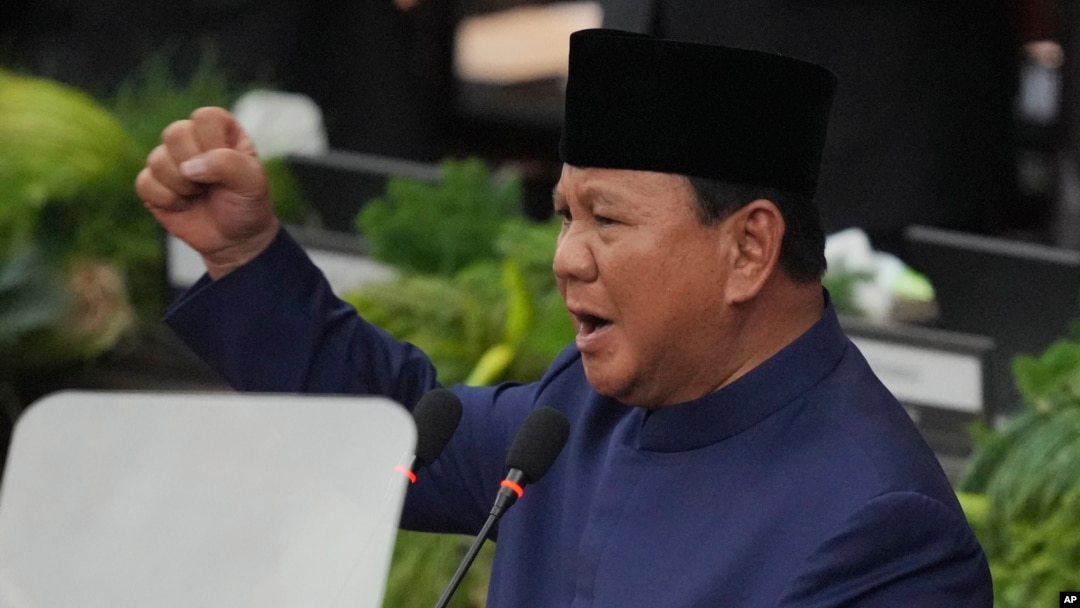 Presiden Indonesia yang baru saja dilantik, Prabowo Subianto menyampaikan pidato selama upacara pelantikan presiden di gedung DPR di Jakarta, Indonesia, Minggu, 20 Oktober 2024.