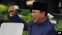 Presiden Indonesia yang baru saja dilantik, Prabowo Subianto menyampaikan pidato selama upacara pelantikan presiden di gedung DPR di Jakarta, Indonesia, Minggu, 20 Oktober 2024.