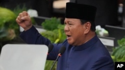 Presiden Prabowo Subianto menyampaikan pidato pada upacara pelantikan presiden di gedung DPR, Jakarta, Minggu, 20 Oktober 2024. (Tatan Syuflana/AP Photo)