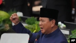 Presiden Prabowo Subianto menyampaikan pidato perdana usai resmi dilantik menjadi Presiden ke-8 RI di gedung DPR/MPR RI, di Senayan, Jakarta, Minggu, 20 Oktober 2024. (Foto: Tatan Syuflana/AP Photo)