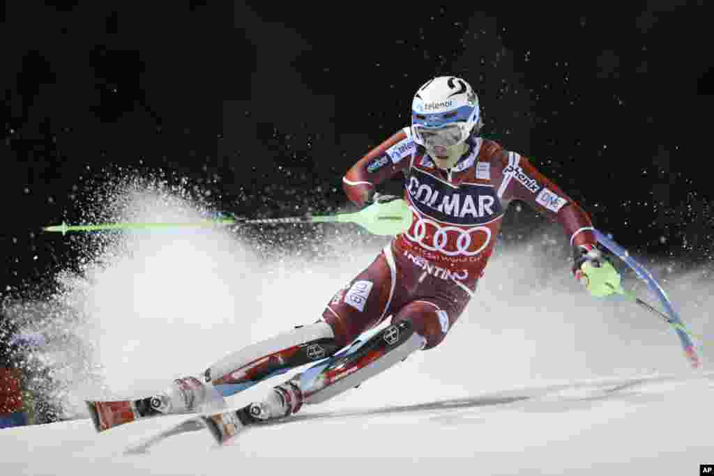 កីឡាករ​ Henrik Kristoffersen របស់​ប្រទេស​ន័រវែស (Norway) ប្រកួត​ក្នុង​ព្រឹត្តិការណ៍​ស្គី​ភ្នំ​ខ្ពស់ ដែល​ជា​ការ​ប្រកួត​ស្គី World Cup ប្រភេទ​បុរស​ នៅ​ក្នុង​ភូមិ Madonna Di Campiglio ប្រទេស​អ៊ីតាលី។