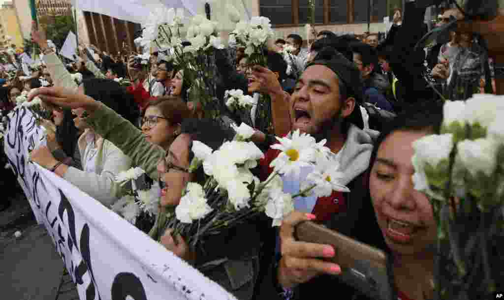 حامیان توافق صلح در بوگوتا کلمبیا. هزاران نفر به طرفداری از پیمان صلح بین دولت و گروه شورشی چپگرا موسوم به فارک تظاهرات کرده اند.