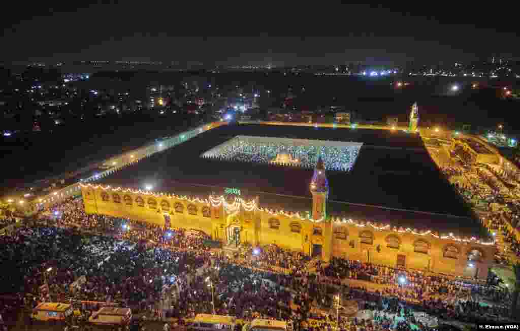Muslims gather at Amr Ibn al-As mosque, one of the biggest mosques in Cairo, for Ramadan’s night of destiny prayers in old Cairo, Egypt, May 31, 2019.