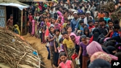 2017年11月15日，罗兴亚穆斯林在位于孟加拉的难名营排队等待援助物资。