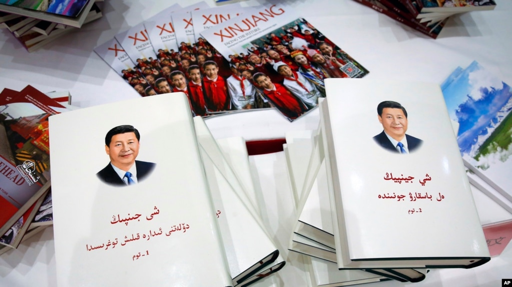 《习近平谈治国理政》的维吾尔语版。(photo:VOA)