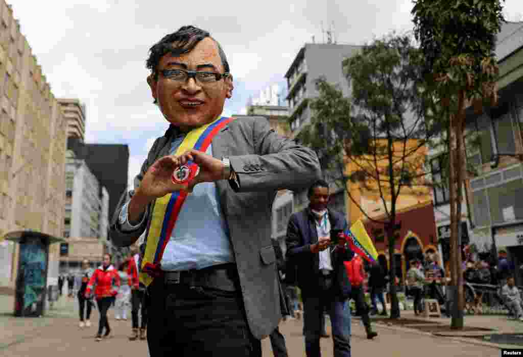 Una persona lleva una máscara con el rostro del presidente de Colombia, Gustavo Petro.