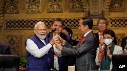 Perdana Menteri India Narendra Modi (kiri), dan Presiden Indonesia Joko Widodo dalam upacara serah terima kursi kepresidenan G20 di Nusa Dua, Bali, Rabu, 16 November 2022. (Willy Kurniawan/Pool Photo via AP)