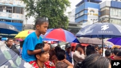 Sejumlah warga tampak menanti sanak saudara mereka yang akan dibebaskan dari penjara Insein di Yangon, Myanmar, pada 17 November 2022. (Foto: AP)