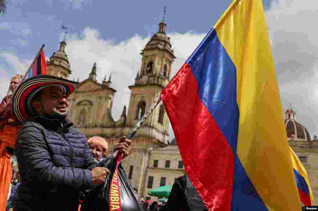 Con banderas de Colombia, sombreros y vestuarios, salieron en muestra de apoyo al presidente de izquierda que busca representar &quot;el cambio&quot; en la nación sudamericana.