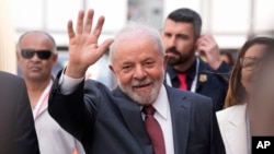 ARCHIVO - El presidente electo de Brasil, Luiz Inacio Lula da Silva, saluda al arribar a la cumbre climática de la ONU COP27, en noviembre de 2022, en Sharm el-Sheij, Egipto. 