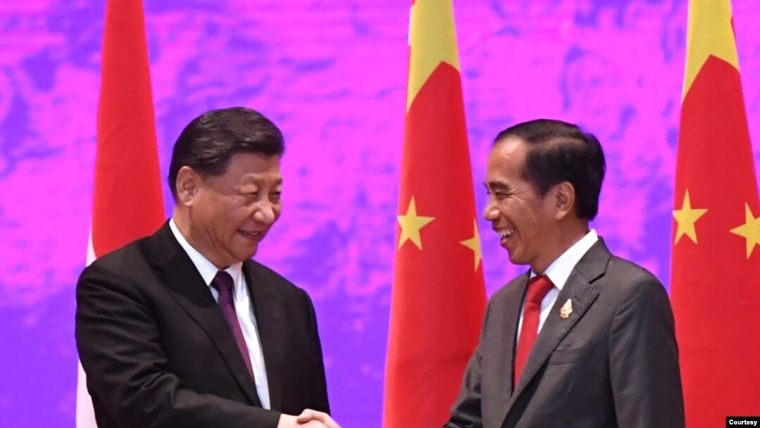 Presiden Joko Widodo menjabat tangan Presiden China Xi Jinping dalam sebuah pertemuan di Badung, Bali, pada 15 November 2022. (Foto: Biro Setpres RI)