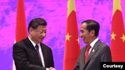 Presiden Joko Widodo menjabat tangan Presiden China Xi Jinping dalam sebuah pertemuan di Badung, Bali, pada 15 November 2022. (Foto: Biro Setpres RI)