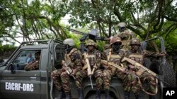 Sejumlah anggota Pasukan Pertahanan Kenya (KDF), yang dikirimkan ke Kongo sebagai bagian dari pasukan blok Masyarakat Afrika Timur, menaiki kendaraan dalam patroli di Goma, Kongo, pada 16 November 2022. (Foto: AP/Ben Curtis)