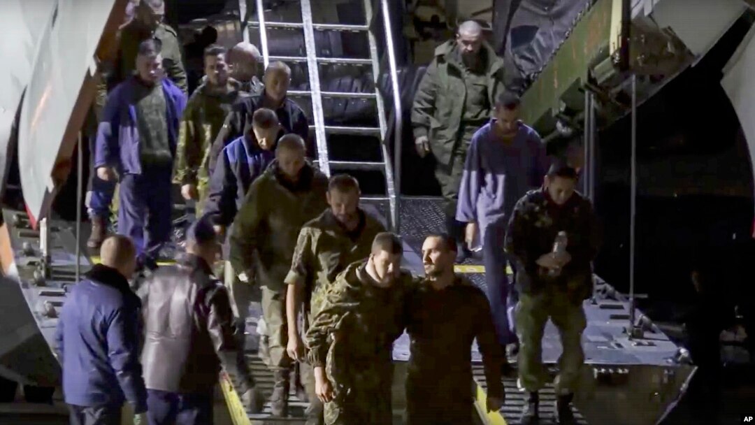ARHIVA - Ruski zarobljenici izlaze iz ruskog vojnog aviona nakon puštanja na slobodu (Foto: AP/Russian Defense Ministry Press Service)