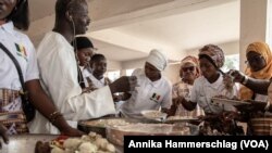 Beragam hidangan yang mengandung fonio disajikan pada peringatan tahunan "Hari Fonio" di Kedougou, Senegal, 15 November 2022. (Annika Hammerschlag/VOA)