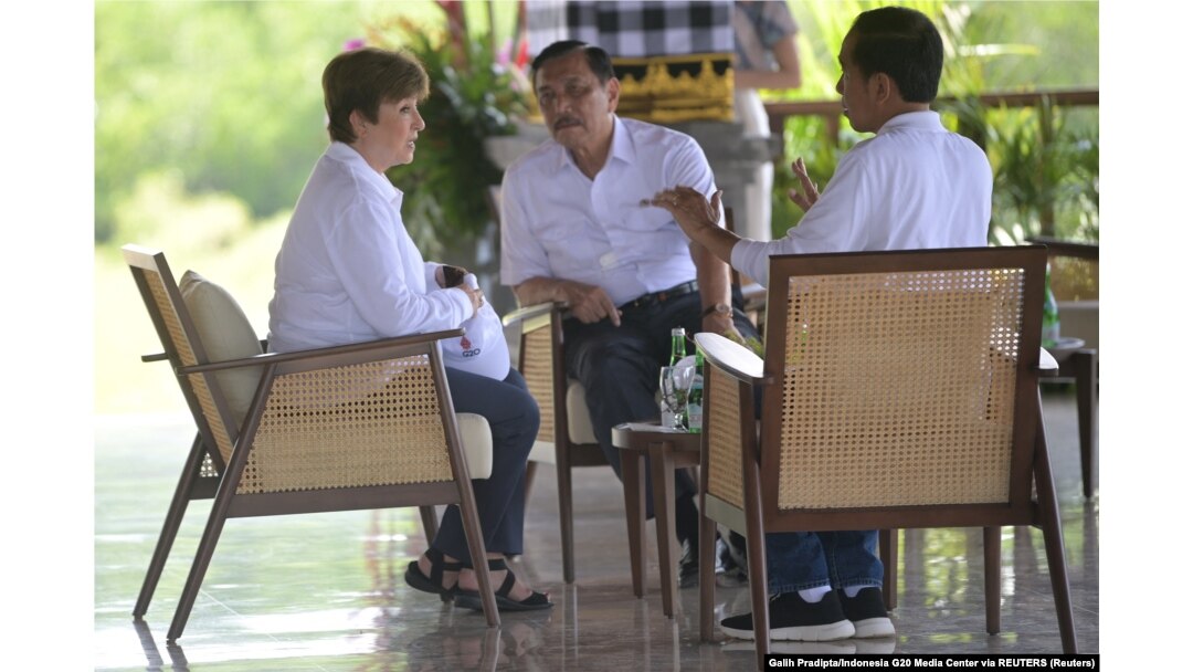 Presiden Joko Widodo didampingi Menteri Kemaritiman dan Investasi Luhut Pandjaitan berbincang dengan Managing Director IMF Kristalina Georgieva di holding area penanaman mangrove di Taman Hutan Raya Ngurah Rai. (Foto: via Reuters)