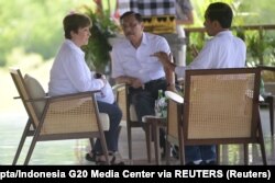 Presiden Joko Widodo didampingi Menteri Kemaritiman dan Investasi Luhut Pandjaitan berbincang dengan Managing Director IMF Kristalina Georgieva di holding area penanaman mangrove di Taman Hutan Raya Ngurah Rai. (Foto: via Reuters)