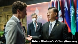 加拿大总理特鲁多与中国领导人习近平在巴厘岛G20峰会上交谈。（2022年11月16日）