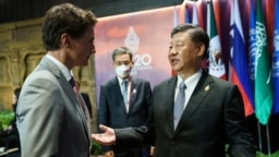 加拿大总理特鲁多与中国领导人习近平星期三在巴厘岛G20峰会上再次相见交谈。（2022年11月16日）