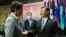 Perdana Menteri Kanada Justin Trudeau (kiri) berbicara dengan Presiden China Xi Jinping pada KTT G20 di Bali, Rabu 16 November 2022.