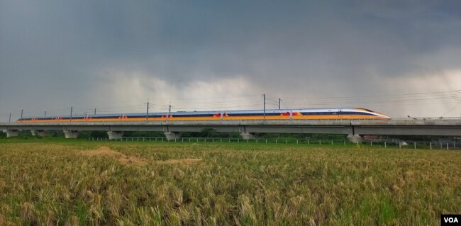 Uji coba kereta cepat Jakarta-Bandung yang dikemudikan oleh masinis dari Indonesia dan juga masinis dari China, dari Stasiun Tegalluar, Jawa Barat, 15 November 2022. (VOA/Indra Yoga)