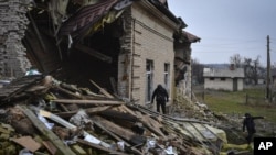 Un zapador ucraniano inspecciona un edificio destruido durante una operación de desminado en una zona residencial en Novoselivka, en la región de Donetsk, Ucrania, el 16 de noviembre de 2022. (AP Foto/Andriy Andriyenko)