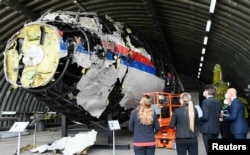 Hakim Ketua Hendrik Steenhuis memeriksa rekonstruksi reruntuhan MH17 di Reijen, Belanda, 26 Mei 2021. (Foto: REUTERS/Piroschka van de Wouw)