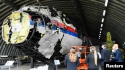 Частина корпусу авіалайнера MH17 зібрана з привезених з України уламків, які вивчали фахівці в межах очолюваного Нідерландами міжнародного розслідування 