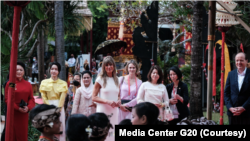 Pendamping delegasi KTT G20 menyaksikan para penari cilik di sela-sela Spouse Program. (Foto: Courtesy/Media Center G20)