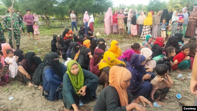 Sebanyak 119 pengungsi etnis Muslim-Rohingya yang tiba di perairan Desa Bluka Tebai, Kecamatan Dewantara, Kabupaten Aceh Utara, Provinsi Aceh. Rabu 16 November 2022. (Courtesy: Pemkab Aceh Utara)