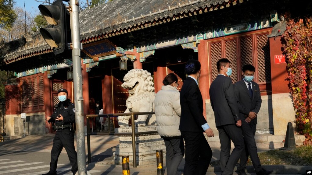 北京当局因一例新冠阳性封闭北京大学。中国警察和保安站在北京大学前监控校门。（2022年11月16日）(photo:VOA)