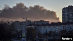 Dim se diže iznad Lavova u Ukrajini nakon ruskih raketnih udara, 15. novembar 2022.
