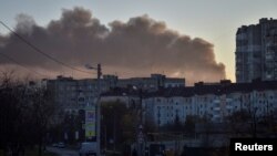 지난 15일 우크라이나 르비우에서 러시아의 미사일 공격으로 검은 연기가 피어오르고 있다.