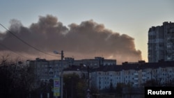 Kepulan asap hitam menyelimuti kota Lviv, Ukraina, 15 November 2022, yang menjadi sasaran rudal Rusia. (REUTERS/Pavlo Palamarchuk)