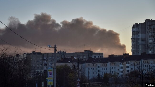 El humo se eleva sobre Lviv, Ucrania, después de los ataques con misiles rusos el 15 de noviembre de 2022.