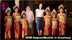 Ibu Iriana Joko Widodo menerima kedatangan Ibu Negara Republik Korea, Madam Kim Keon-hee, di Hotel The Apurva Kempinski, Bali, pada Senin, 14 November 2022. (Foto: Courtesy/BPMI Setpres/Muchlis Jr)