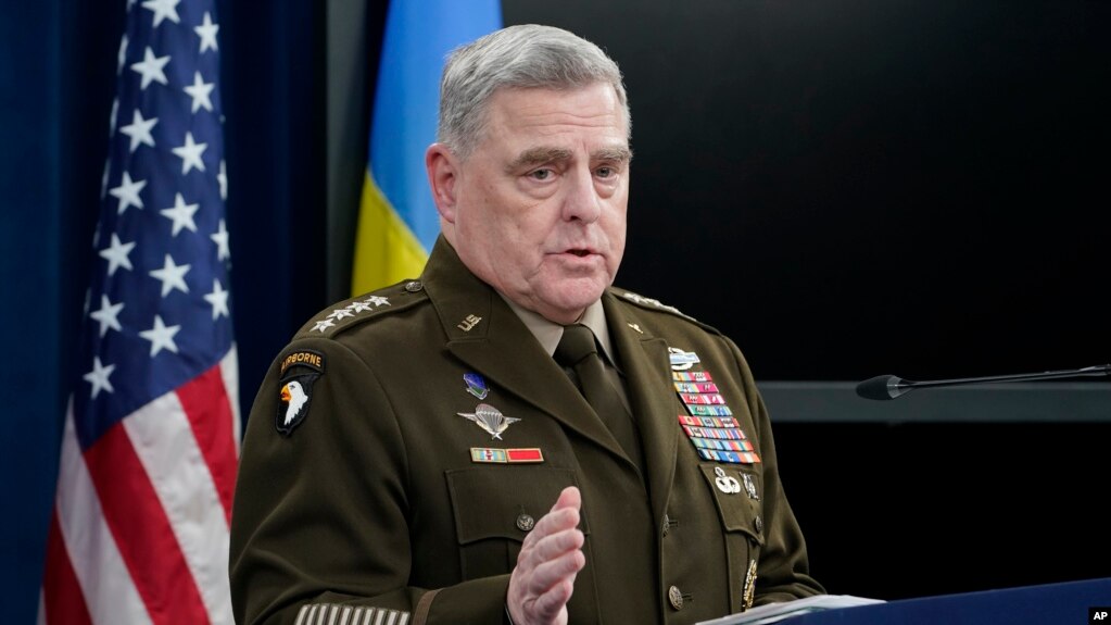 El presidente del Estado Mayor Conjunto, general Mark Milley, habla durante una sesión informativa en el Pentágono, cerca de Washington, el 16 de noviembre de 2022.