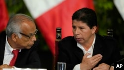 El presidente de Perú, Pedro Castillo, (a la derecha) conversa con su primer ministro, Aníbal Torres, (a la izquierda) durante una conferencia de prensa en el Palacio Presidencial, en Lima, Perú, el 11 de octubre de 2022 (AP Photo/Martin Mejia)