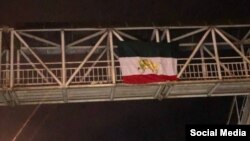 پرچم ایران با نشان شیر و خورشید بر روی پل عابر پیاده در آستارا