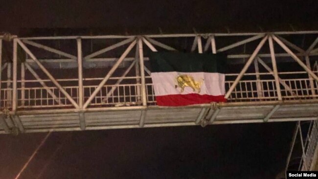 پرچم ایران با نشان شیر و خورشید بر روی پل عابر پیاده در آستارا