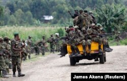 Wapiganaji wa kundi la waasi wa M23 wakiondoka kutoka mji wa Sake, kilomita 42 (maili 26) magharibi ya mji wa Goma, mashariki ya DRC Novemba 30, 2012. fighters rebels / Goma DRC Congo. REUTERS/James Akena