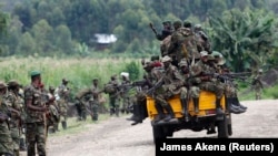 Des combattants du M23 près de la ville de Sake, à 42 km à l'ouest de Goma, dans l'est du Congo, le 30 novembre 2012. 