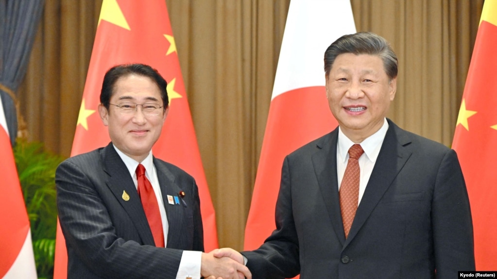 日本首相岸田文雄与中国领导人习近平在曼谷参加亚太经合组织会议期间见面。（2022年11月17日）